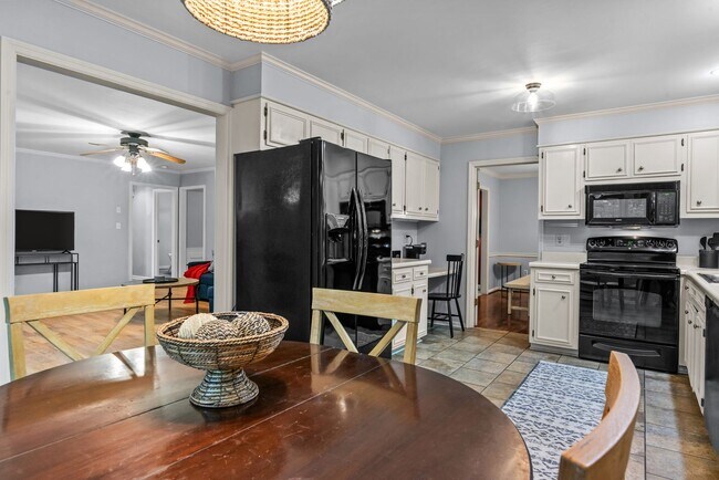 Building Photo - Prime Time Normal Town Living Home!