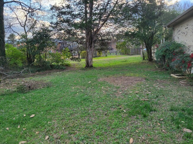 Building Photo - "Spacious 3-Bed Haven with Hardwood Floors in Huntsville – 2115 Sq Ft of Comfort!"