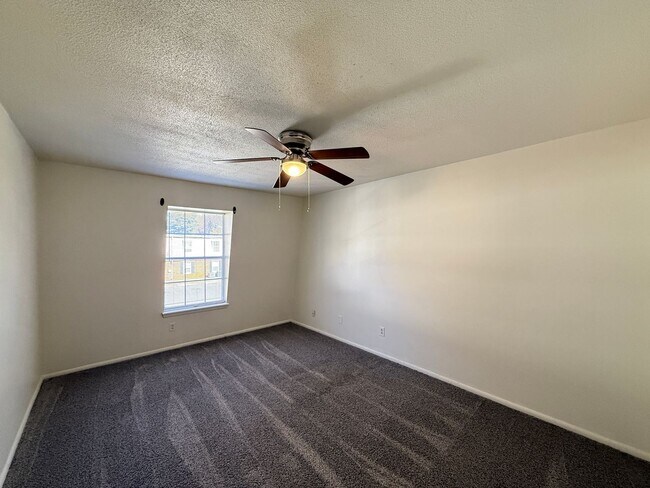 Building Photo - 3826 Country Club Rd