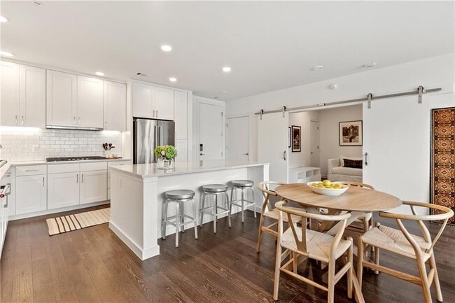 Building Photo - 900 S 1st St