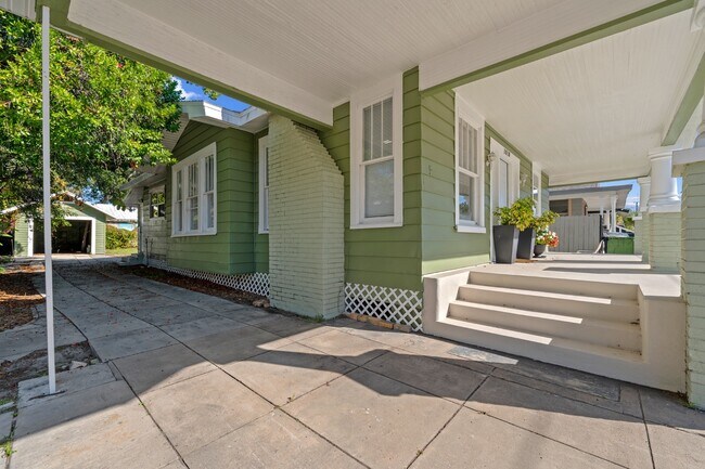 Building Photo - 1010 E Lake Ave