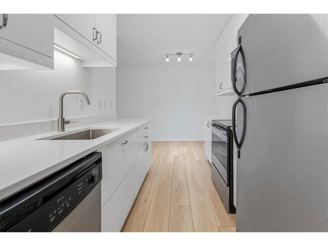 Building Photo - 821 Douglas Ave