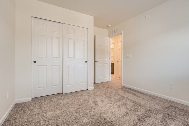 Building Photo - Welcome to this 3 bed, 2 and half bath town-home in Briargate area