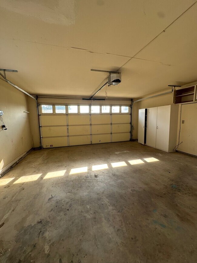 Building Photo - Charming Home Rent Ready !