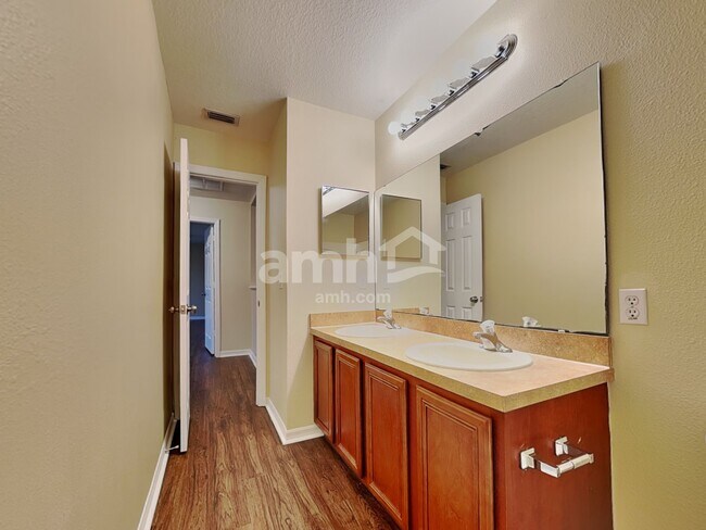 Building Photo - 15260 Perdido Dr