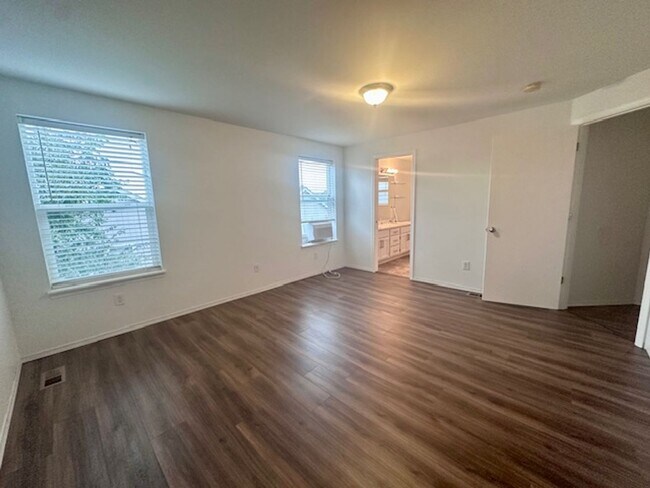 Building Photo - Spacious 4 bedroom - Ready Now