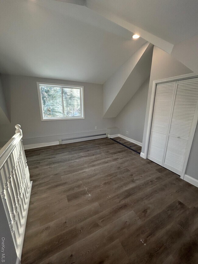 Building Photo - 165 S Cross Rd