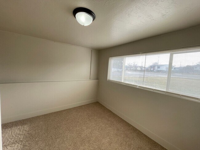Building Photo - Spacious 6-Bedroom Magna Home with Fenced Yard