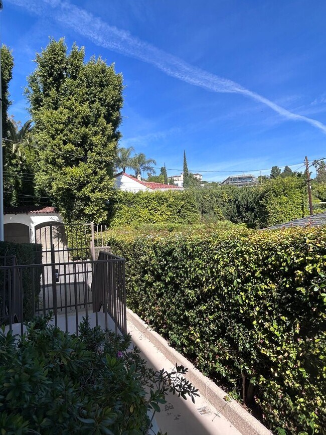 Building Photo - 9080 Shoreham Dr