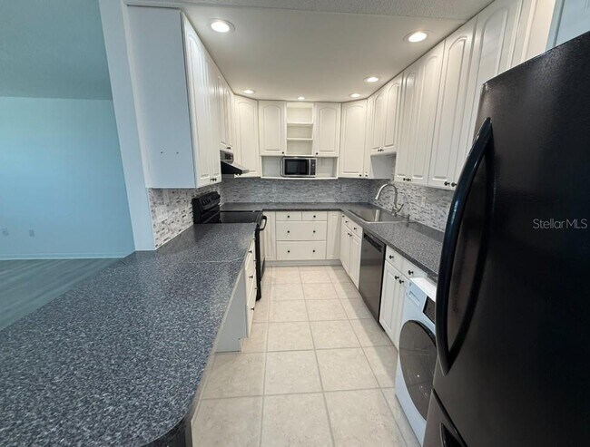 Building Photo - 5800 Hollywood Blvd