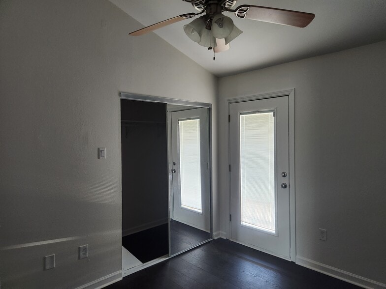 Building Photo - 434 Longwood Ct