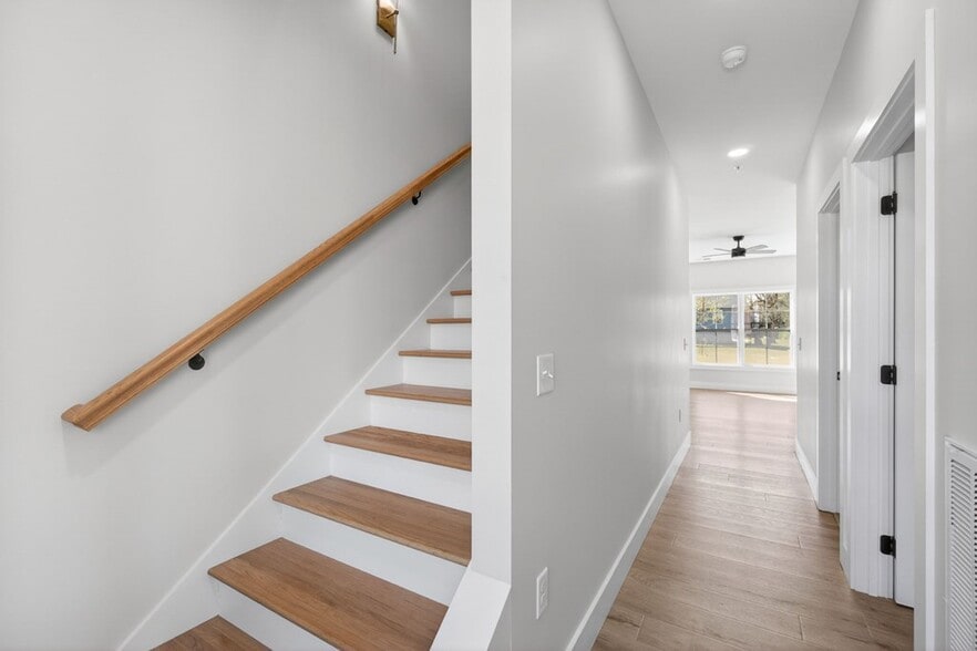 Building Photo - 212 W Jere Whitson Rd