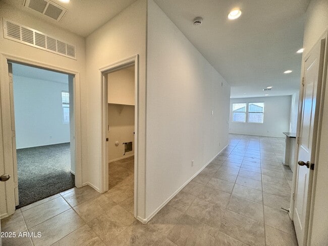 Building Photo - 1137 W Chimes Tower Dr