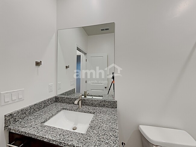 Building Photo - 1338 E White St