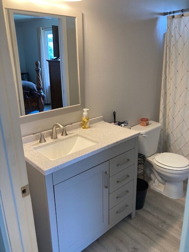 Building Photo - Lovely tri-level 4 bedroom 2 bath home in ...