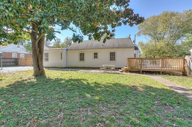 Building Photo - 1402 N Tennessee Blvd