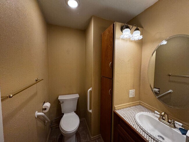 Building Photo - Pet-friendly Home located in sunny Ridgewood