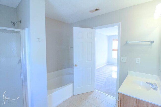 Building Photo - 2013 Laurel Oak Ct
