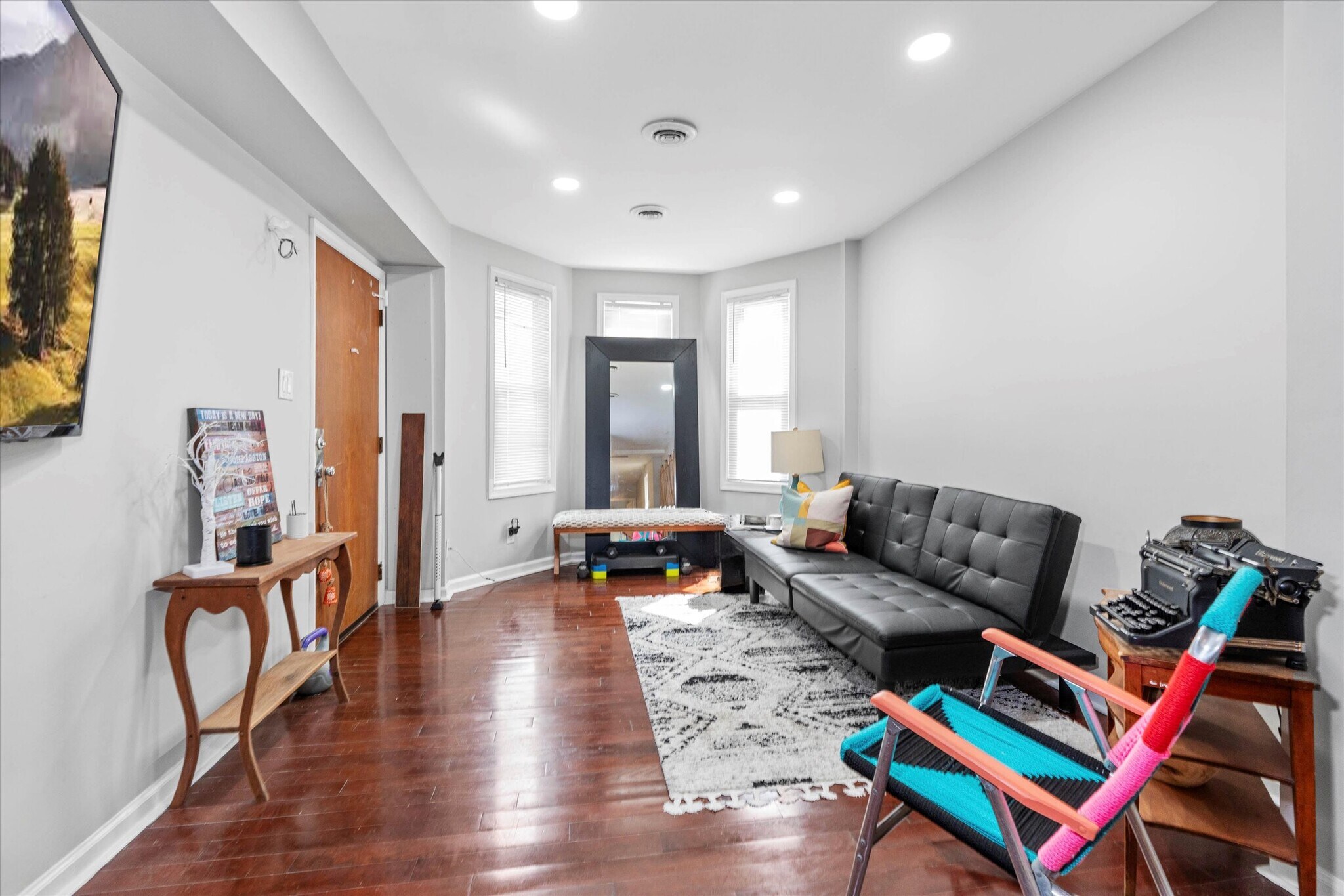 Building Photo - 305 E 9th St