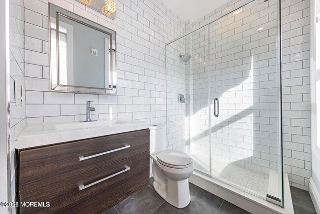 Building Photo - 160 Monmouth St