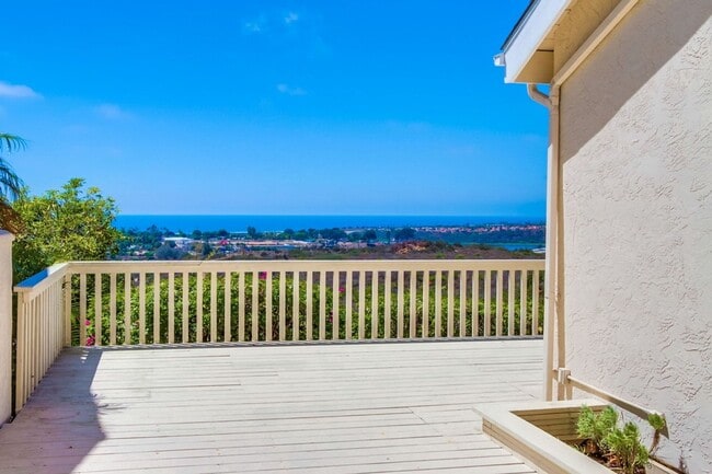 Building Photo - Fantastic ocean views in this spectacular ...