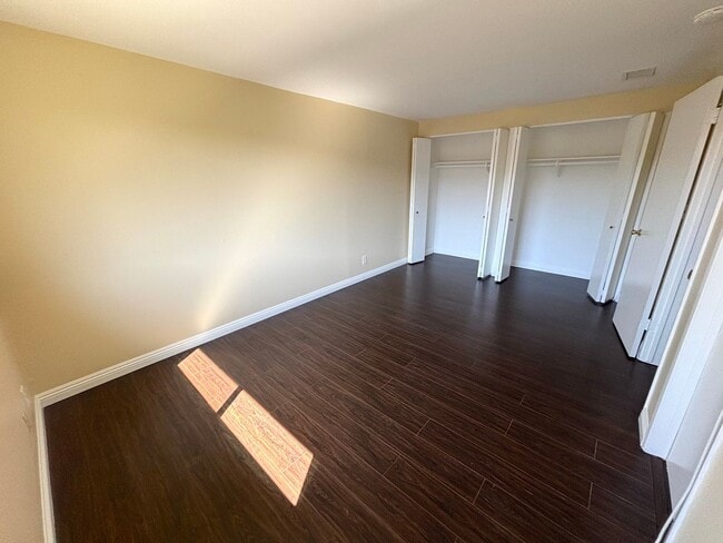 Building Photo - Clean and upgraded 3 bedroom townhouse available in Fountain Valley