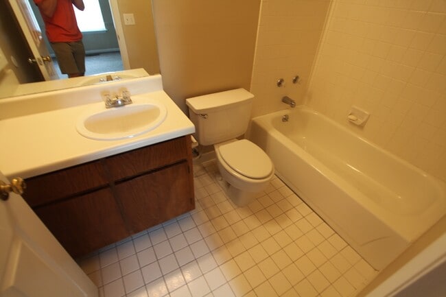 Building Photo - 2 Bed, 2 Bath Apartment – Close to Shoppin...