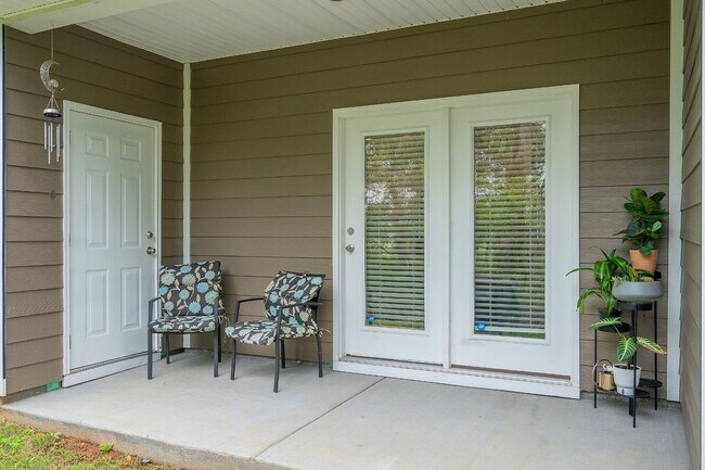 Building Photo - Bright 3-Bed End-Unit Townhome in Cedar Station with Modern Finishes & Private Outdoor Spaces