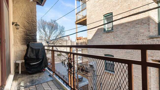 Building Photo - 1056 W Lawrence Ave