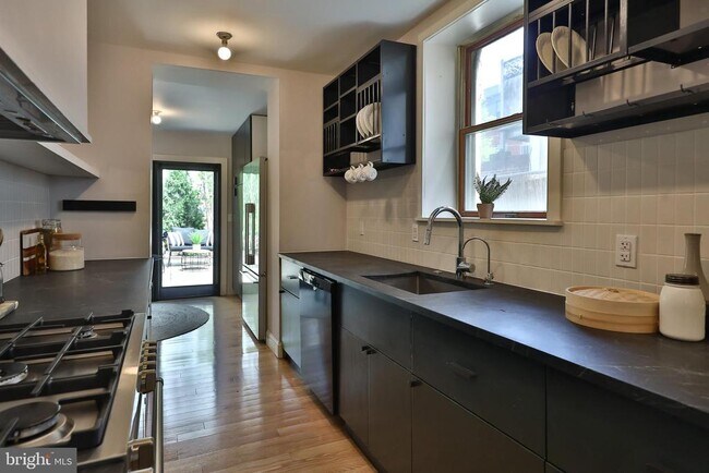 Building Photo - 2805 Poplar St