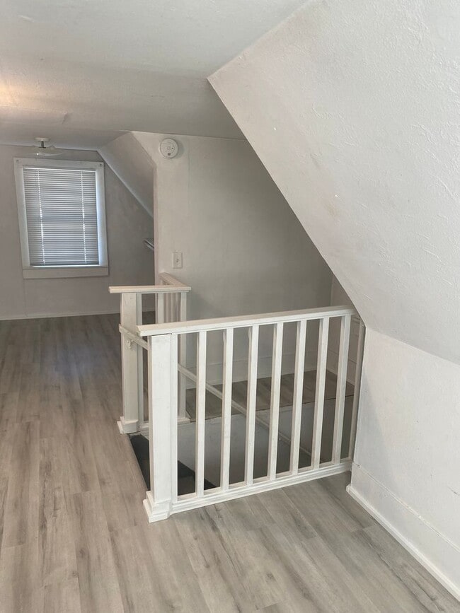Building Photo - Recently updated - 4 Bedroom, 1 bath home ...