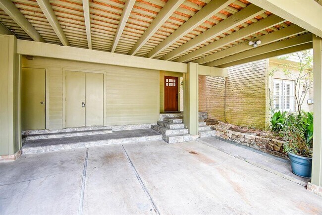 Building Photo - 201 Vanderpool Ln
