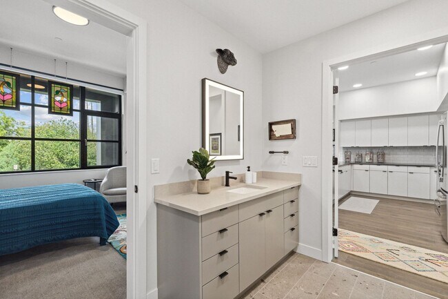 Building Photo - Hip Strip Furnished Condo in Reed Building $2,500 / Month - DATES NEGOTIABLE