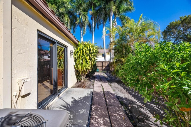 Building Photo - 2925 Azalea Dr