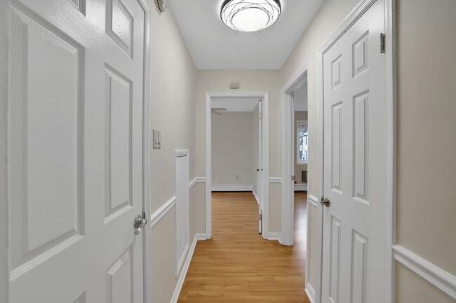 Building Photo - Charming 2-Bedroom Condo in Prime Capitol ...