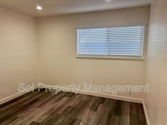 Building Photo - 1053 W Hamilton Ave