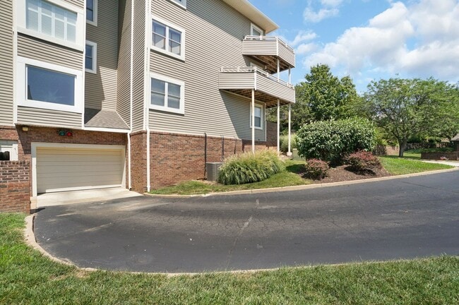 Building Photo - Spacious 2-Bedroom, 2-Bath Condominium in ...