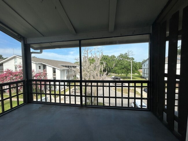 Building Photo - Spacious 1/1 with Balcony with Sunset Views