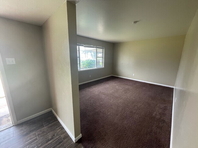Building Photo - 3607 Loma Dr