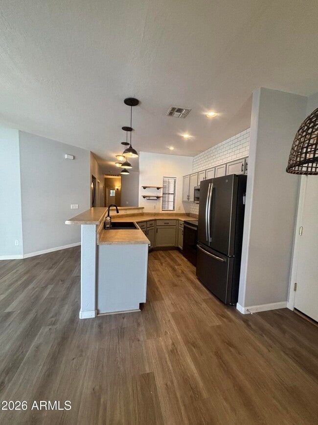 Building Photo - 948 E Savannah Dr