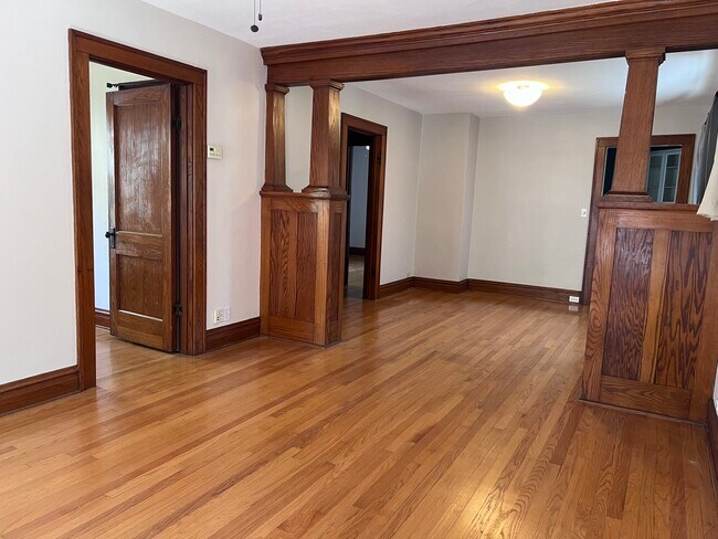 Building Photo - 627 Knickerbocker St