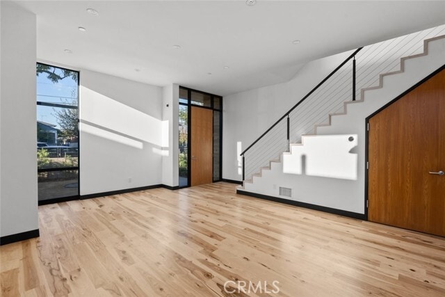 Building Photo - 922 W Clark Ave