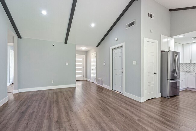 Building Photo - Beautiful 3 bedroom, 2 bathroom home in East Austin!!!
