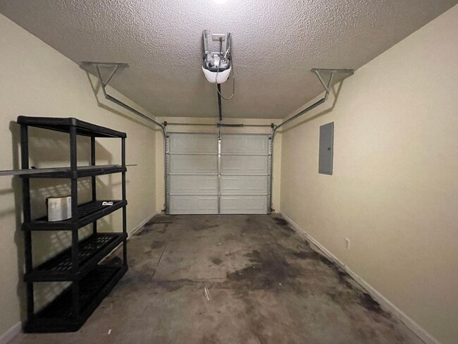 Building Photo - Foxchase Subdivision - End Unit!