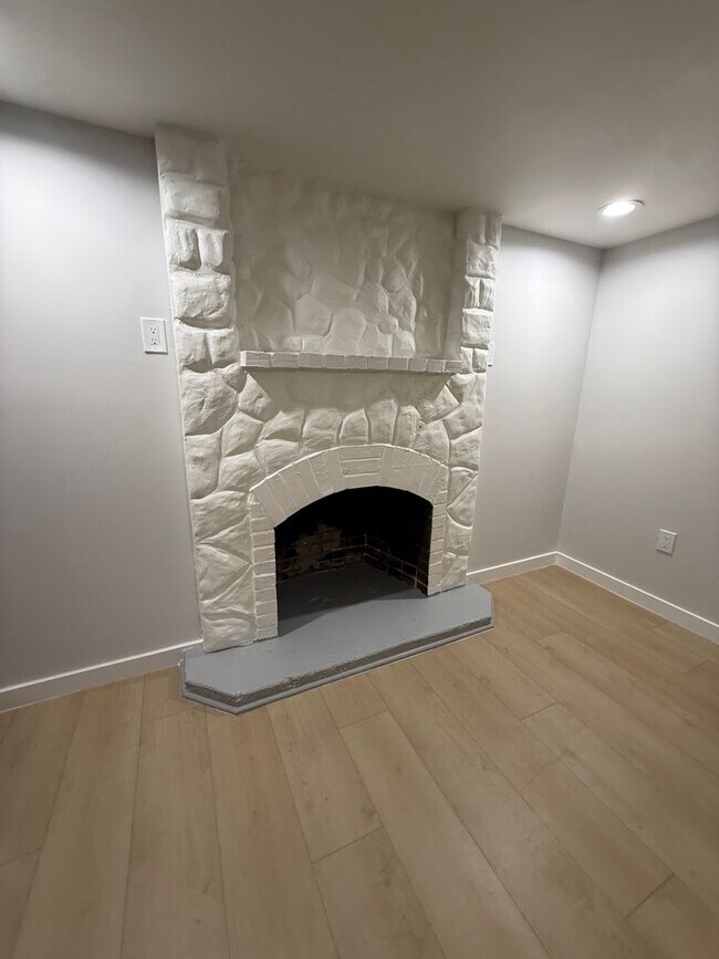 Building Photo - Beautiful Remodel to this Charming Portland Cottage near Division!