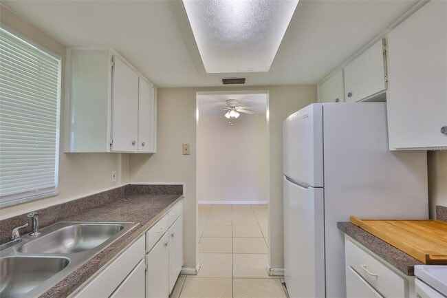 Building Photo - 11507 Valencia Dr