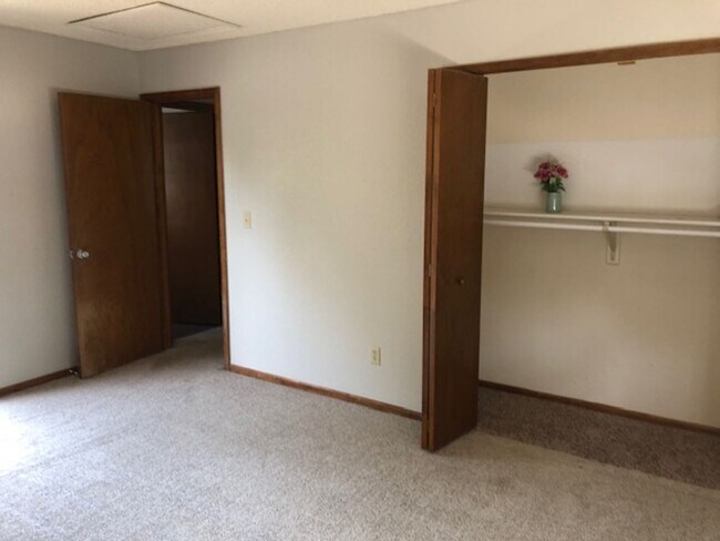 Building Photo - Spacious 1 bed/1bath/garage w fireplace.