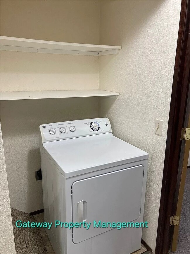 Building Photo - 2 bedroom Townhouse outside Shelton