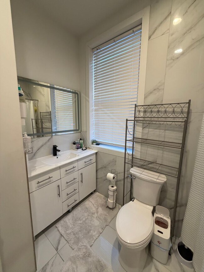 Building Photo - Move-In Ready 4BR Home in the Heart of Port Richmond!