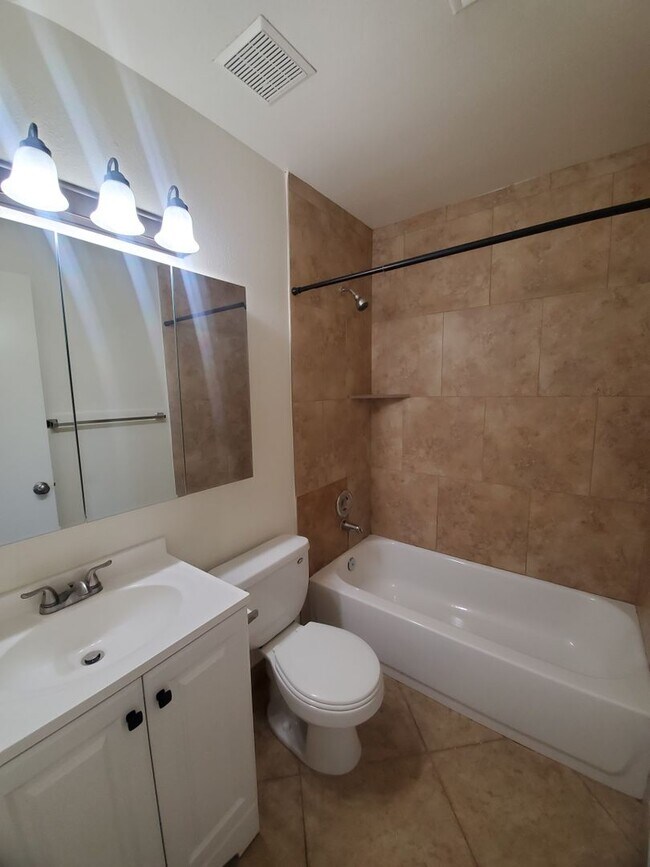 Building Photo - 4 bedroom, 1.5 bath - North Phoenix - Big ...
